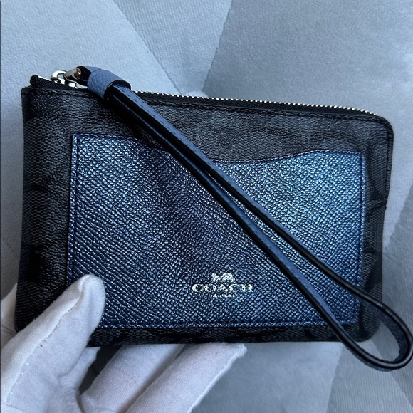 NWOT Coach Signature Corner Zip Crossgrain Wristlet Black Smoke /Navy Kissing Cs - Picture 1 of 8